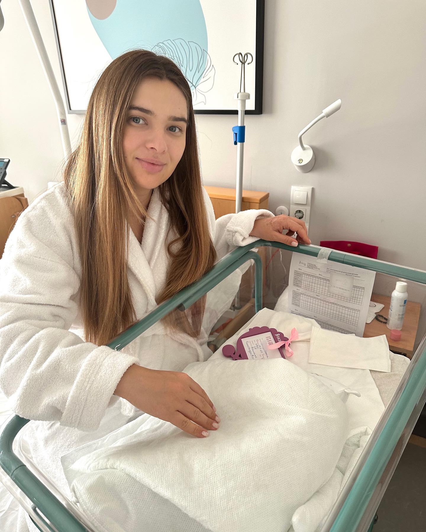 Ведуча "Єдиних новин" стала мамою: перші фото з пологового