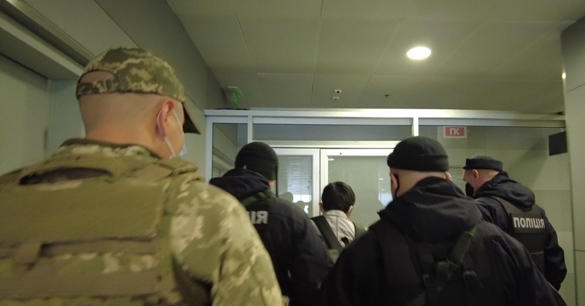 Разыскивают за должностные преступления: в аэропорту "Борисполь" задержали гражданина Китая