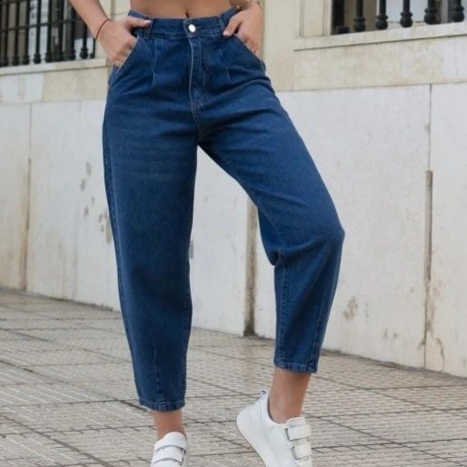 Ще вчора були в антитрендах, а сьогодні знову на піку моди. Як виглядають найстильніші джинси 2023 року