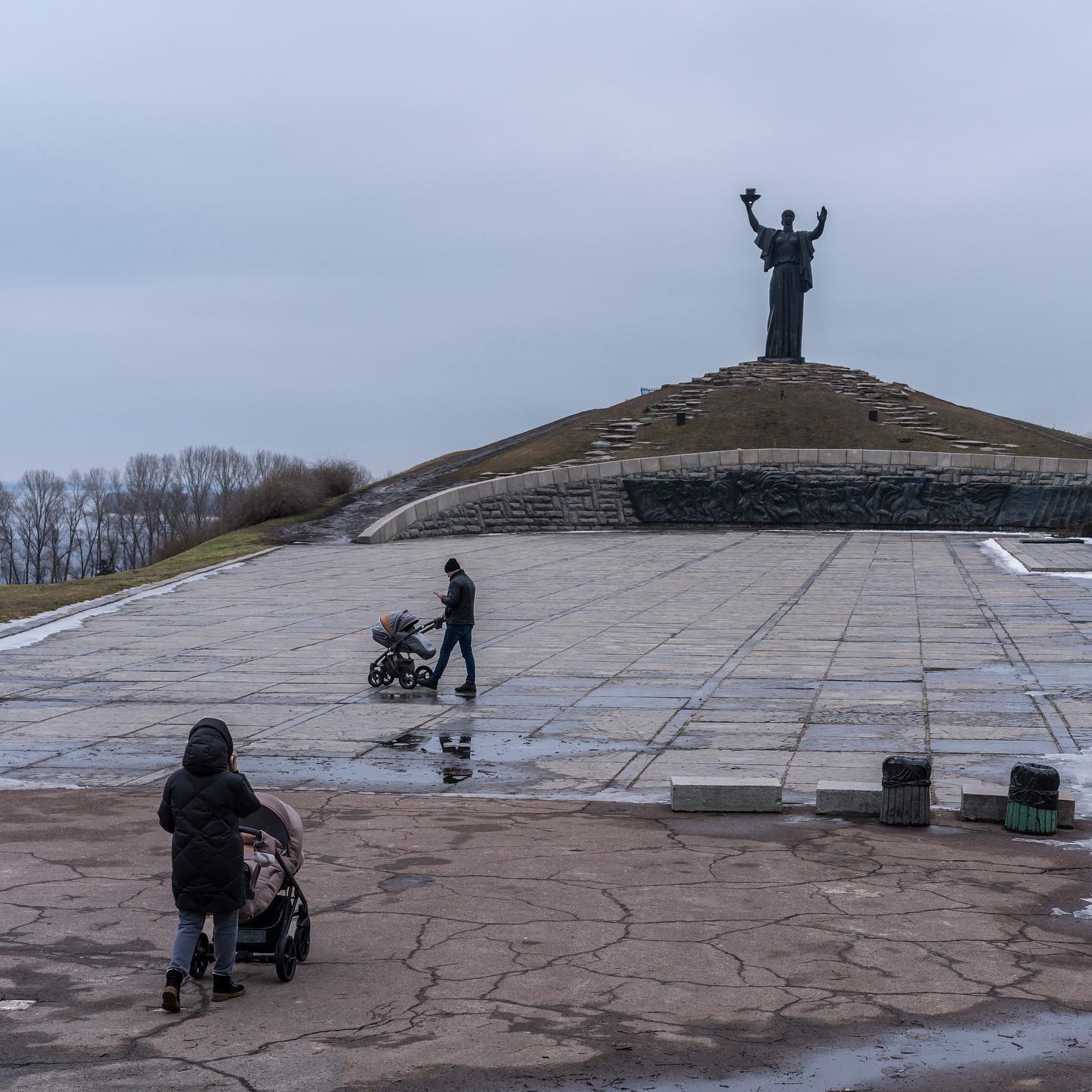 Фотопроєкт The New York Times про те, як живуть українці на тлі агресії РФ. Без скандала не обійшлося