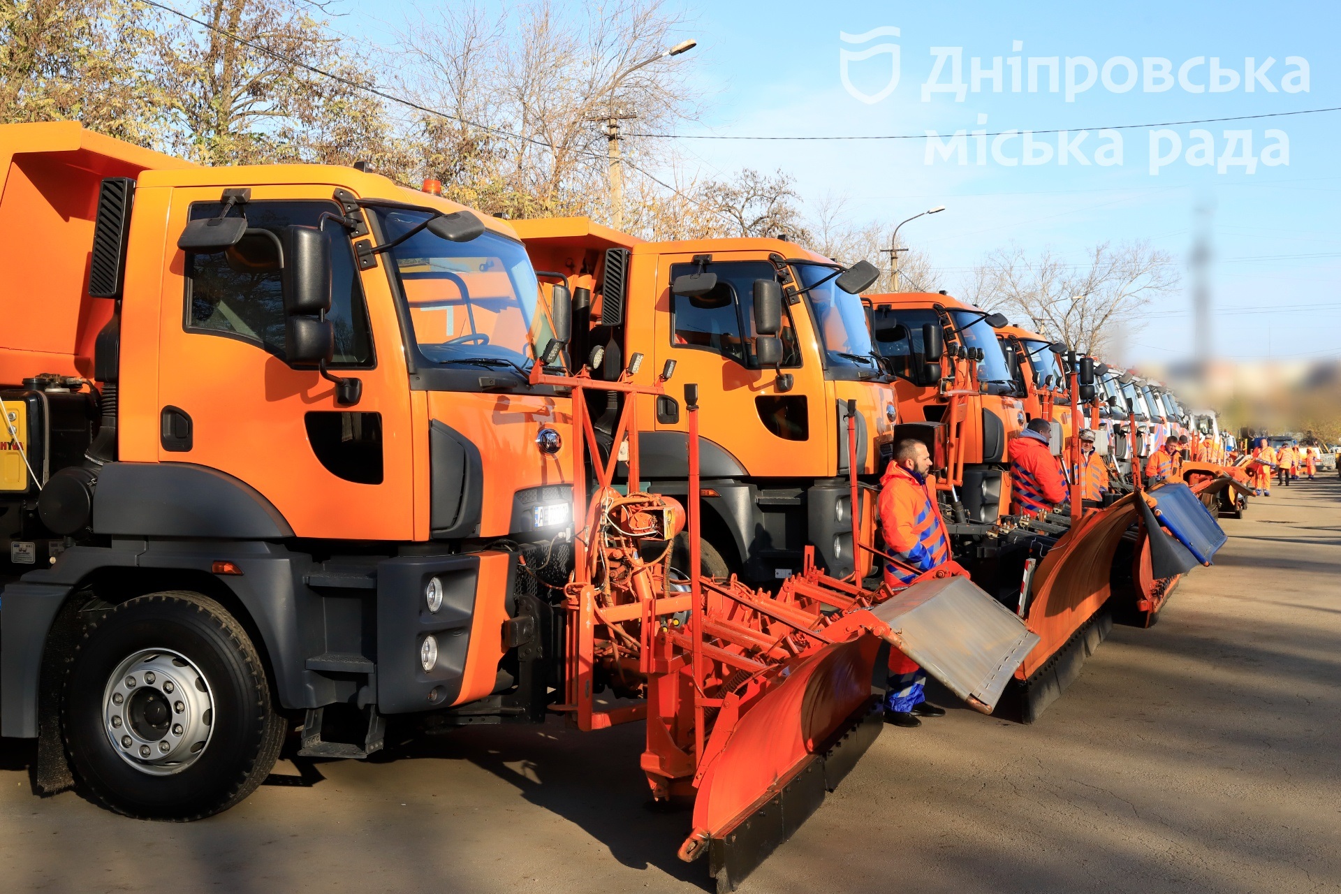 Філатов показав снігоприбиральну техніку та розповів, чим Дніпро посипатиме дороги взимку