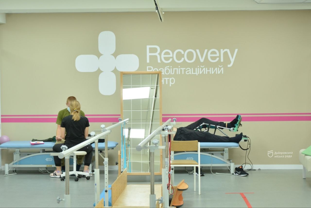 Городской реабилитационный центр в Днепре. Как воины ВСУ после ранений учатся заново ходить