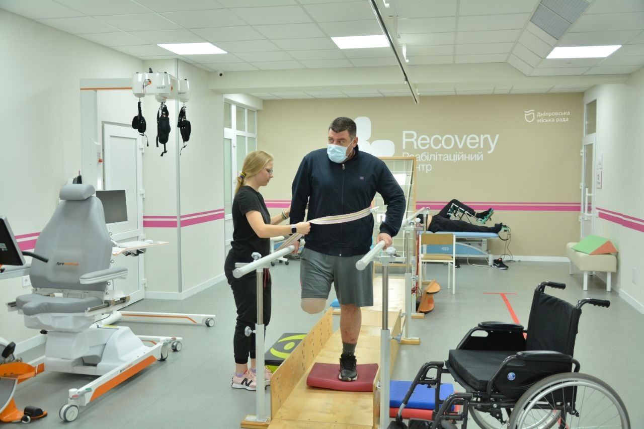 Міський реабілітаційний центр у Дніпрі. Як воїни після поранень вчаться заново ходити