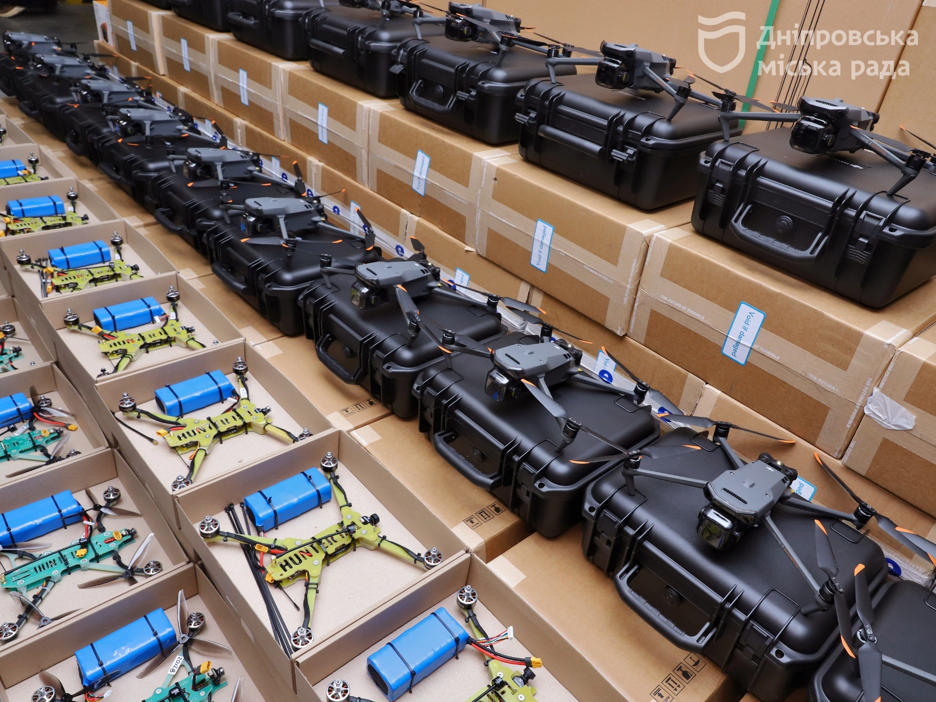 Днепр передал военным новую партию дронов: почти сотню "мавиков" и FPV-моделей