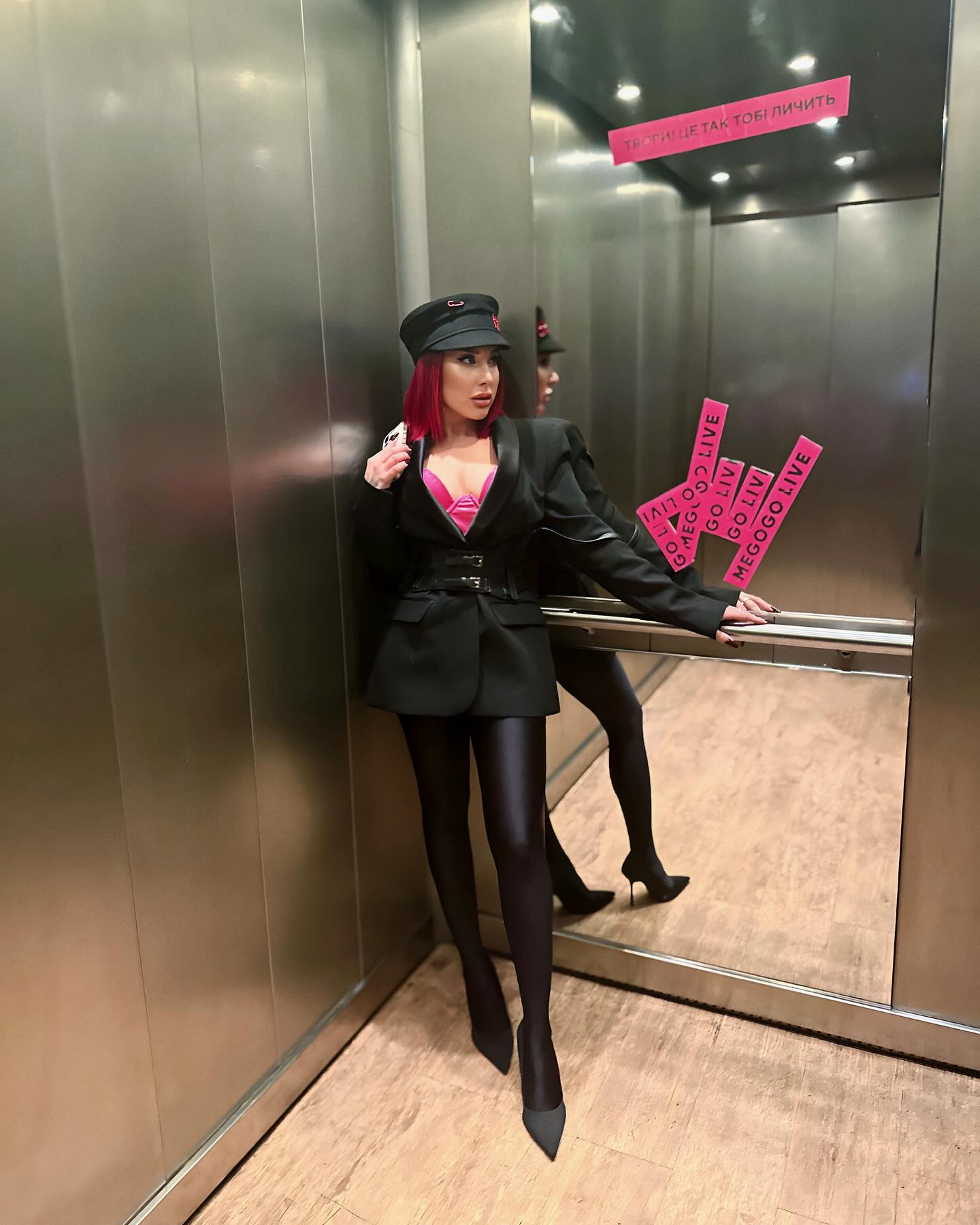 Українська співачка "вигуляла" капелюшок за 10 тисяч (фото)