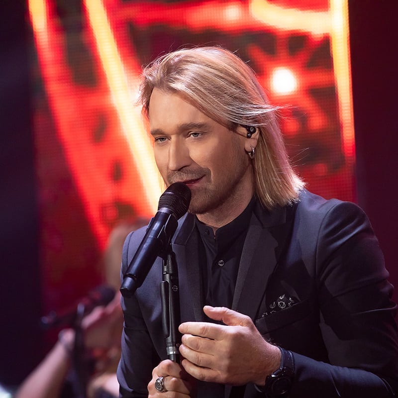 Олег Винник серьезно заболел. На одном концерте за кулисами он упал