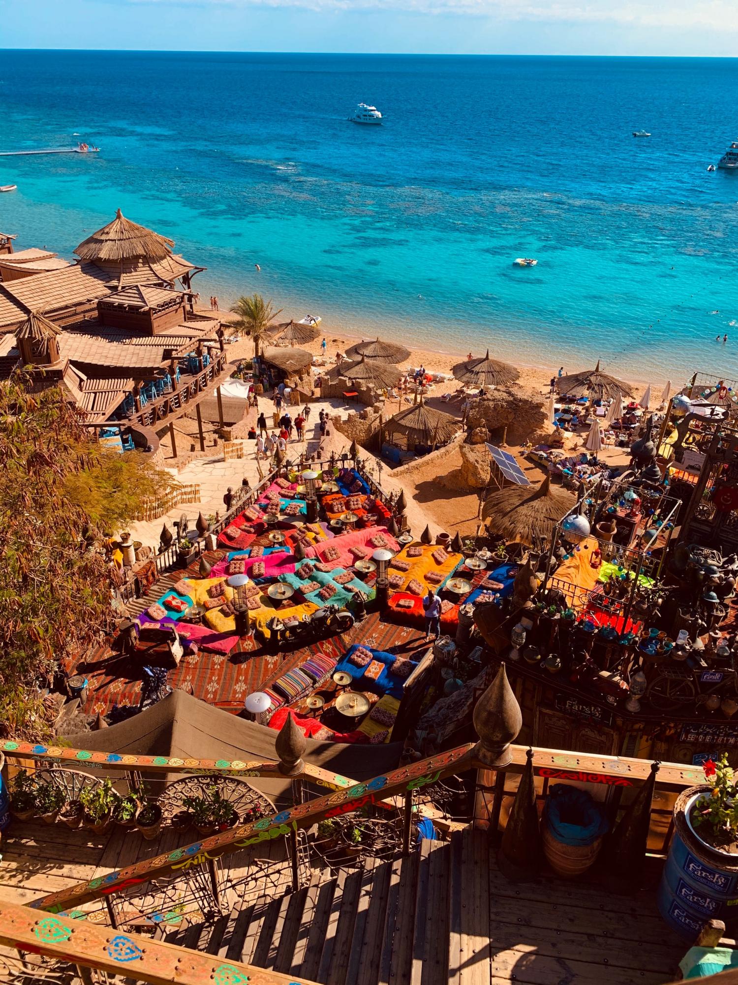 Эвакуация и замороженные счета. Что происходит с турфирмами в Украине после начала войны