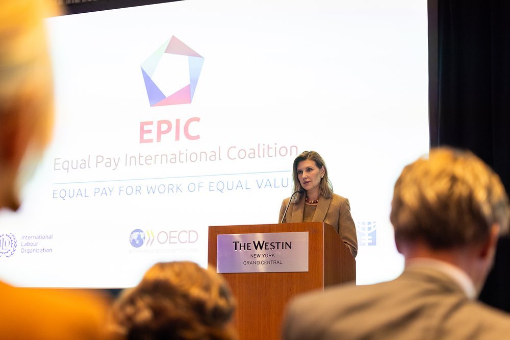 Зеленська вражає американців вишуканим костюмом від українського бренду (фото)