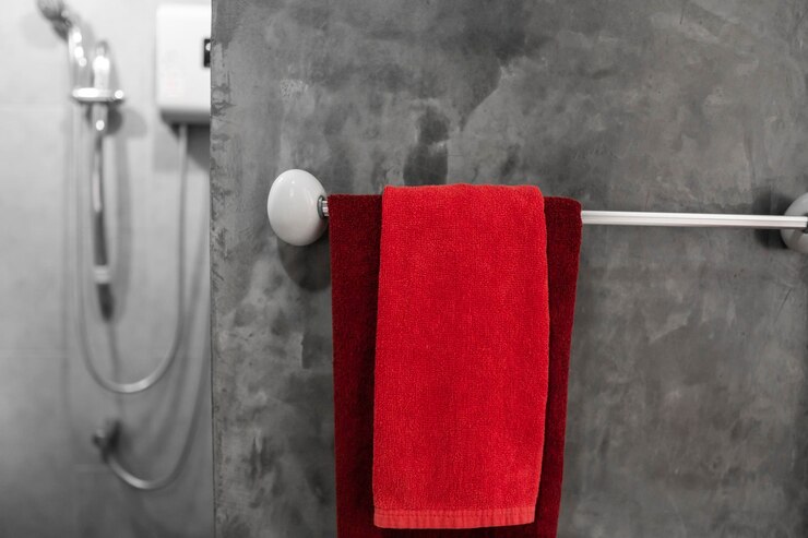 Названы цвета полотенец, которых следует избегать в ванной комнате