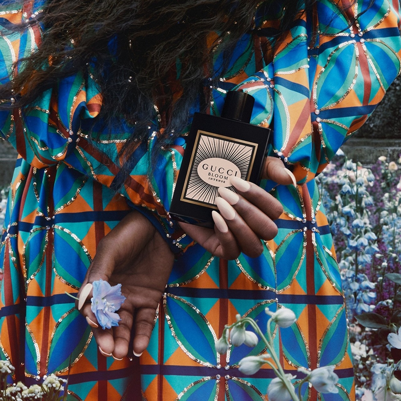 Що подарувати жінкам з парфумів на новорічні свята: 10 безпрограшних ароматів