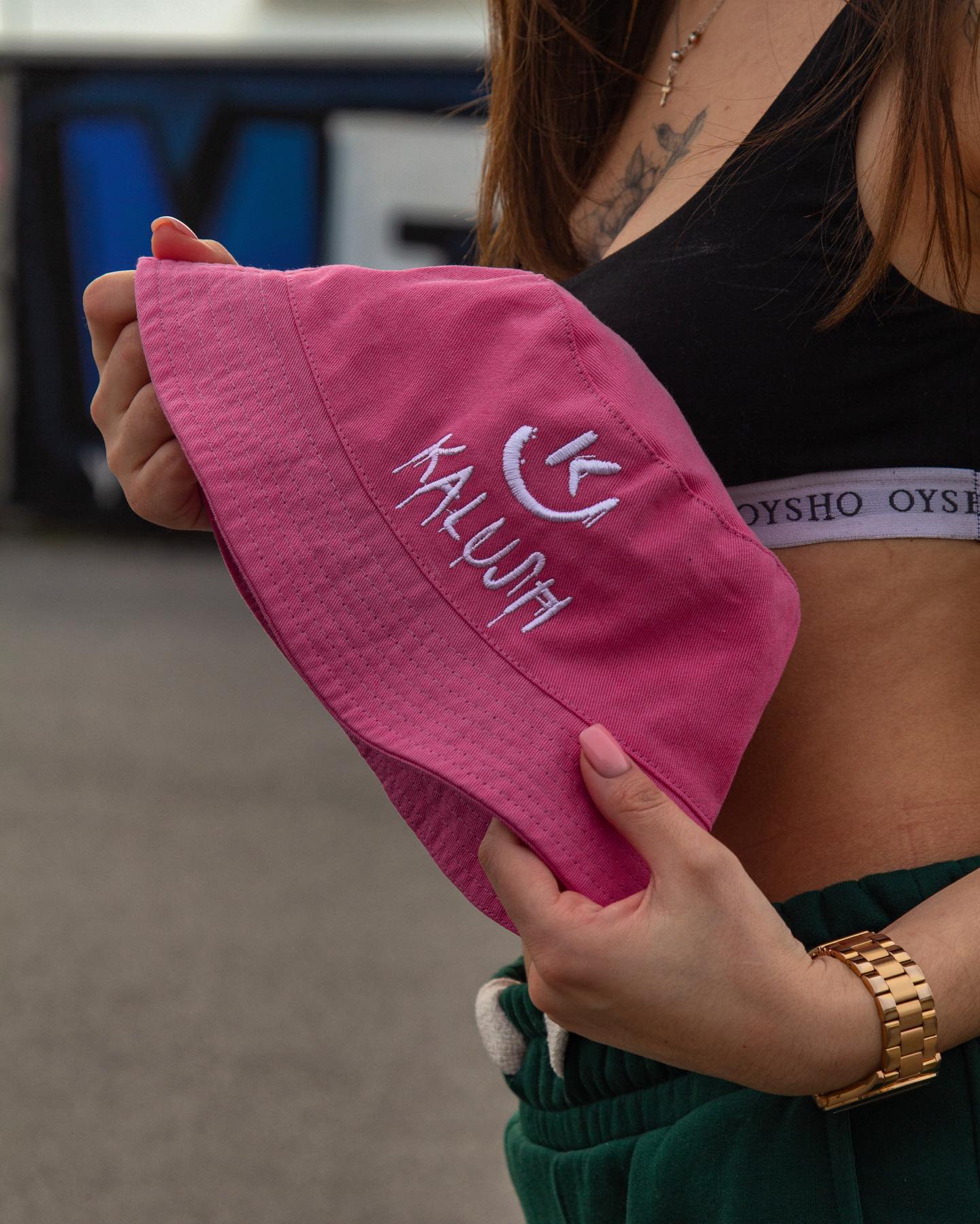 Розовая панамка KALUSH: как она появилась и сколько сейчас стоит тренд сезона