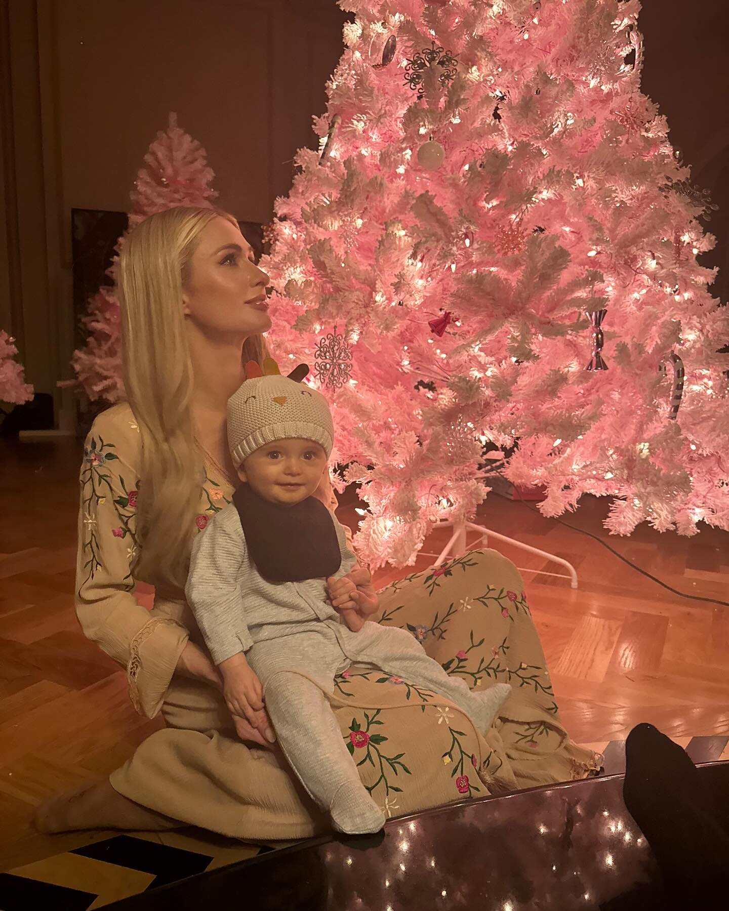 "Трудное решение". Пэрис Хилтон объяснила, почему ее детей родила суррогатная мать