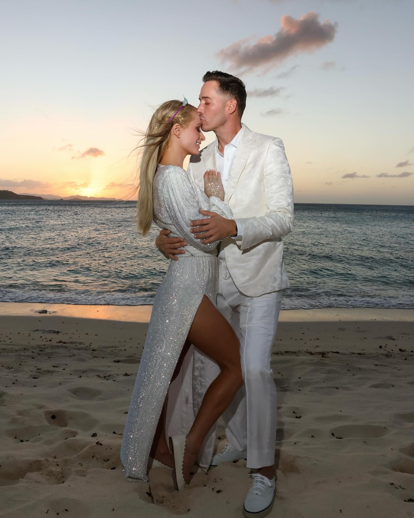 Періс Хілтон зворушливо звернулась до чоловіка і показала ніжні поцілунки: що за привід (фото)