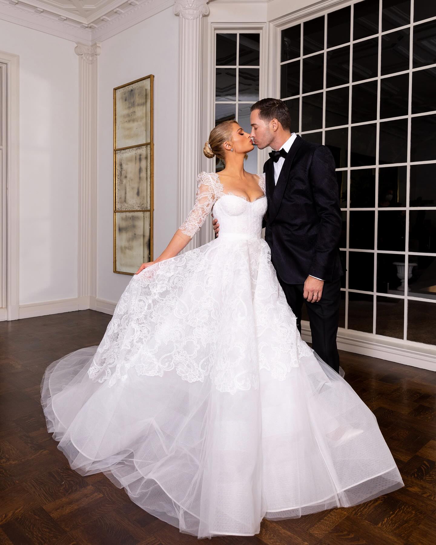 Періс Хілтон зворушливо звернулась до чоловіка і показала ніжні поцілунки: що за привід (фото)