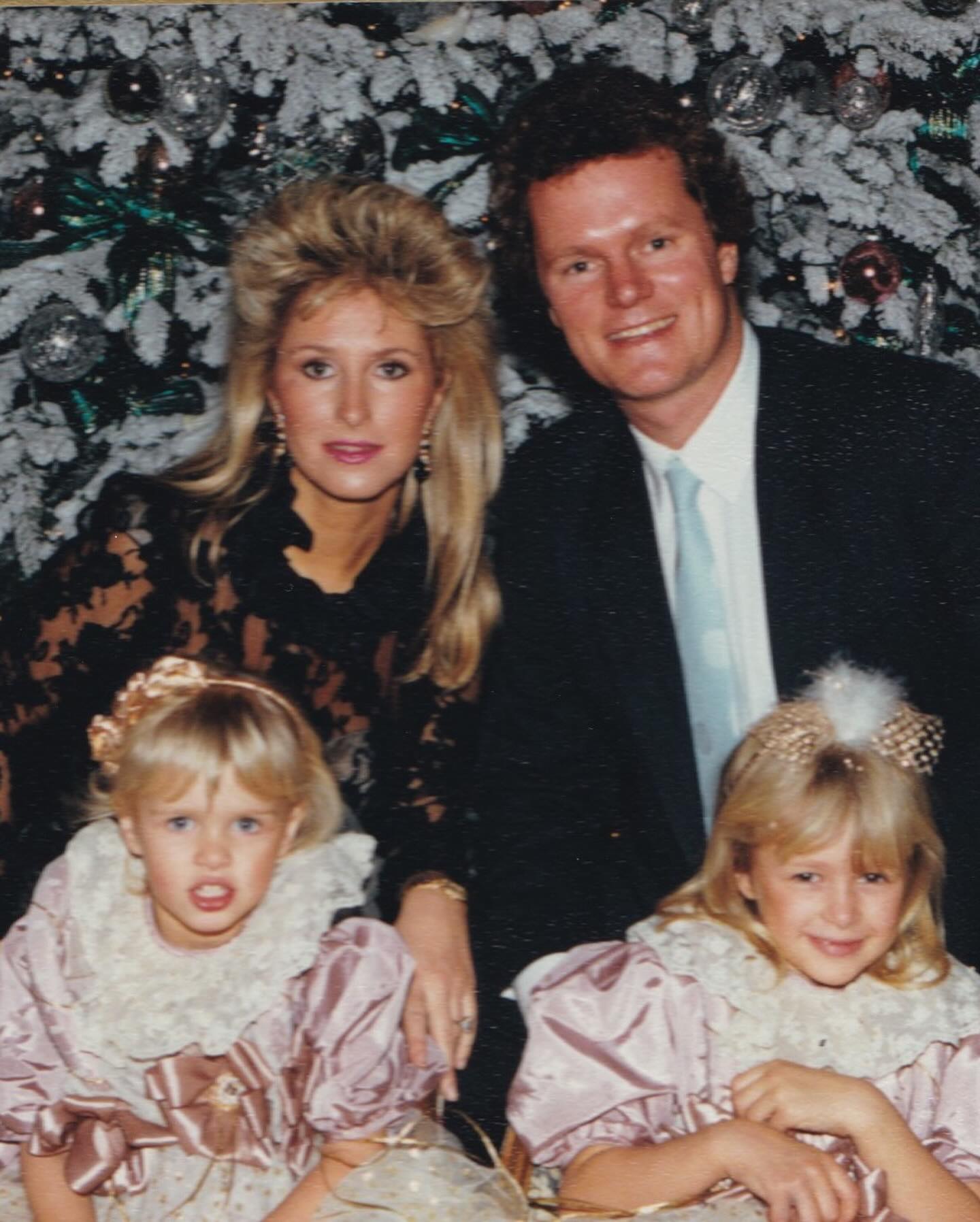 Періс Хілтон показала милі фотографії з мамою: виглядають наче сестри