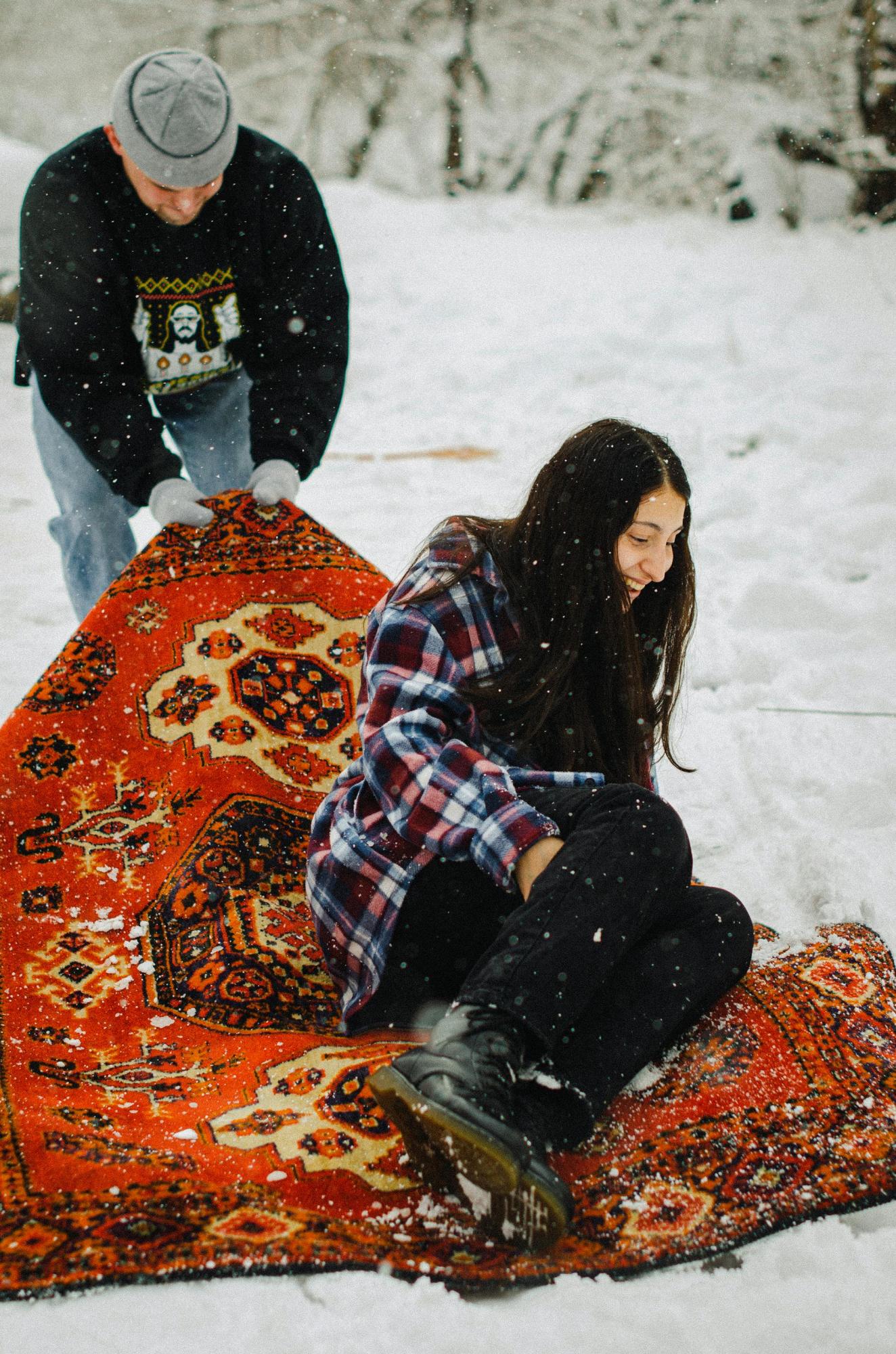 Секрет наших бабусь. Як почистити килим на снігу, щоб він сяяв як новий?