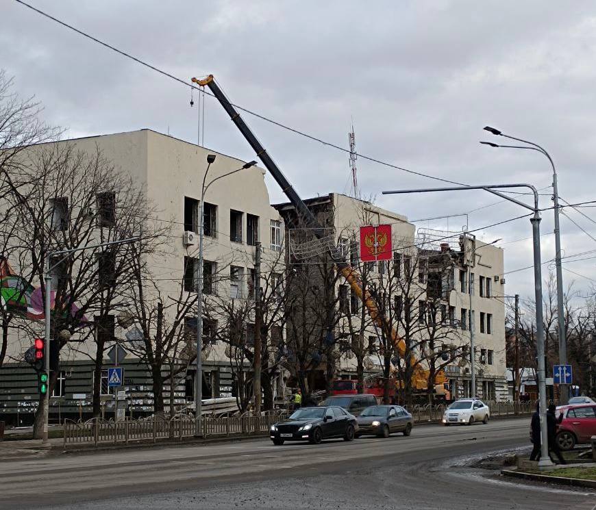 Окупанти в Маріуполі зносять будинок із унікальною мозаїкою "Підкорювачі космосу" (фото)