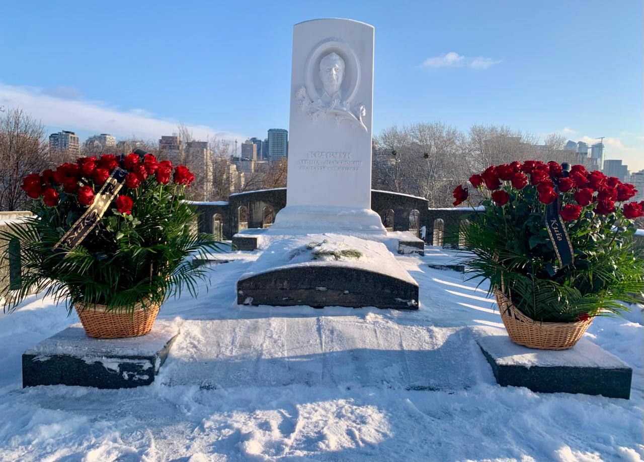 Гравці "Динамо" вшанували пам’ять Леоніда Кравчука на Байковому кладовищі (фото)