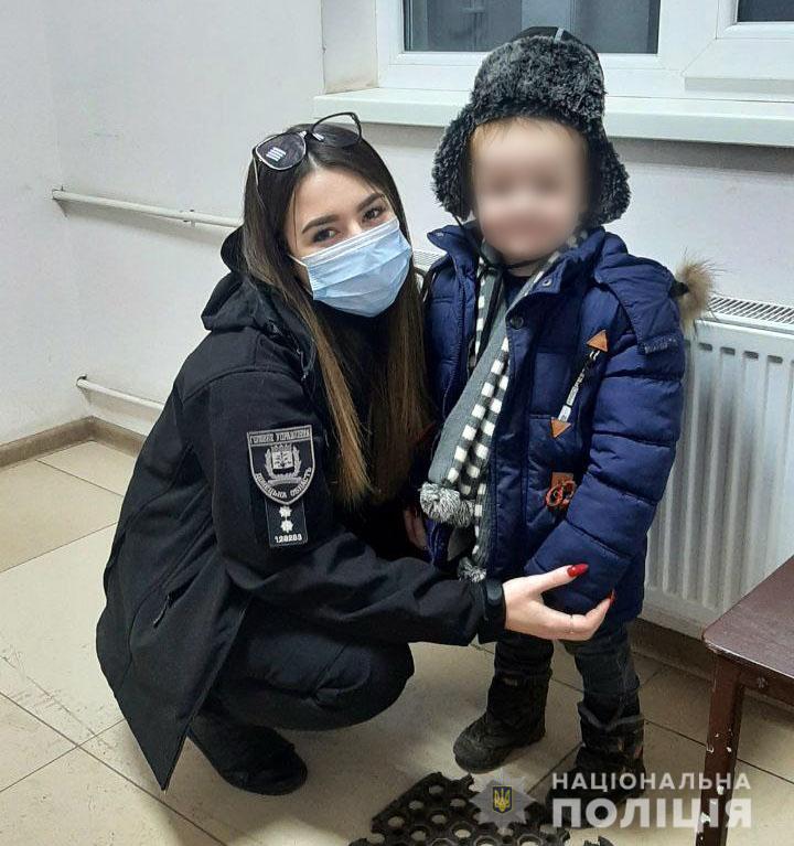 В Донецкой области мать бросила 2-летнего сына в чужом городе на улице и ушла пьянствовать