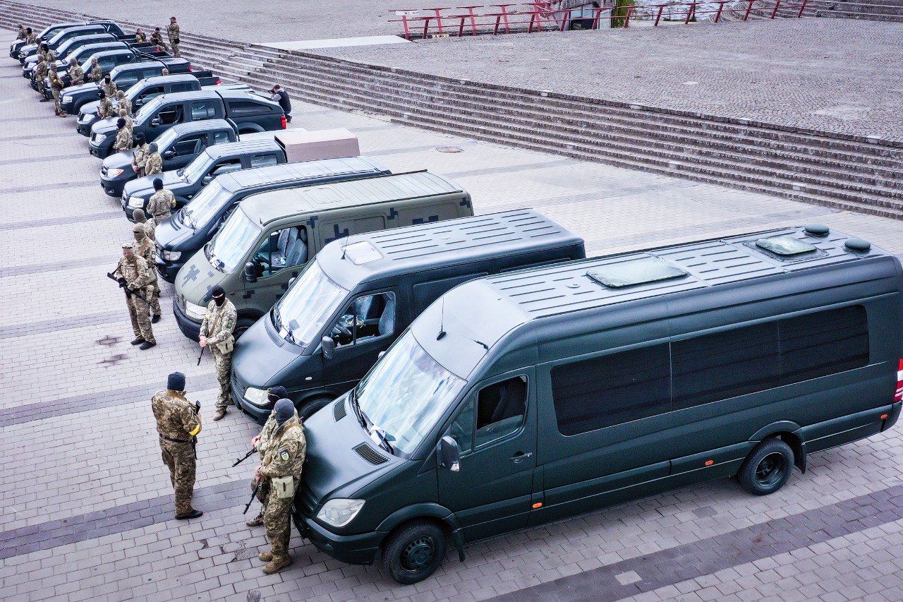 Теробороне Днепра передали 14 авто для выполнения боевых задач