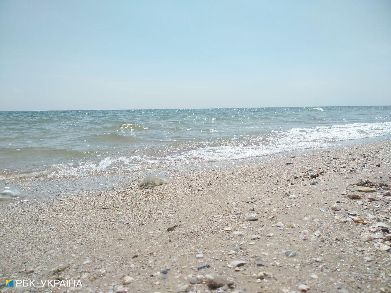 Очередь на эвакуацию - 10 дней. Как живет курортная Кирилловка в оккупации (фото)