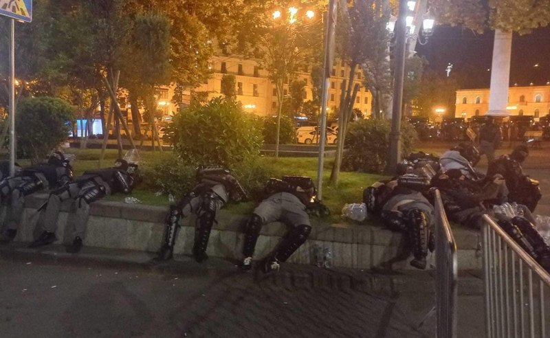 У Тбілісі після відступу силовиків активісти "блокують" базу Управління спецпризначення