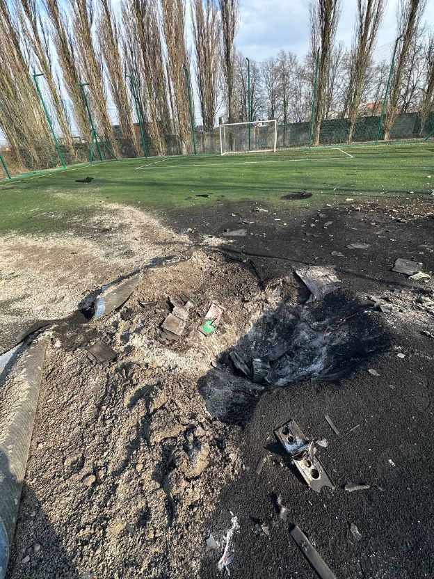 РФ вдарила дронами по спортивній арені в Полтаві, де базувалась дитяча школа (відео)