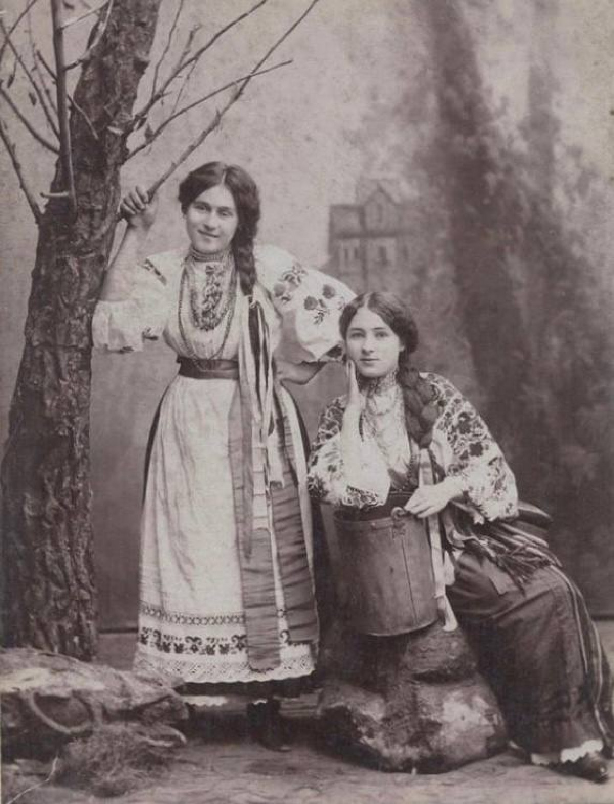 Не тільки коси. Які зачіски робили українки в давнину і як доглядали за волоссям