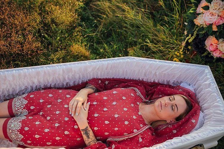 В Днепре представили странную коллекцию одежды для похорон: модели позировали в гробах (фото)