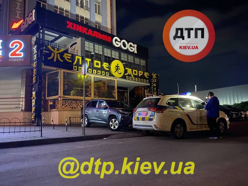 В Киеве мужчина бросался в медиков камнями после падения с 8 этажа (фото)