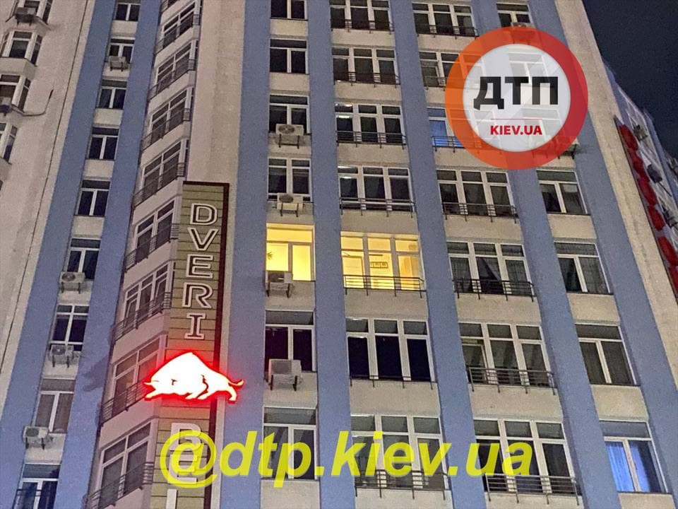 В Киеве мужчина бросался в медиков камнями после падения с 8 этажа (фото)