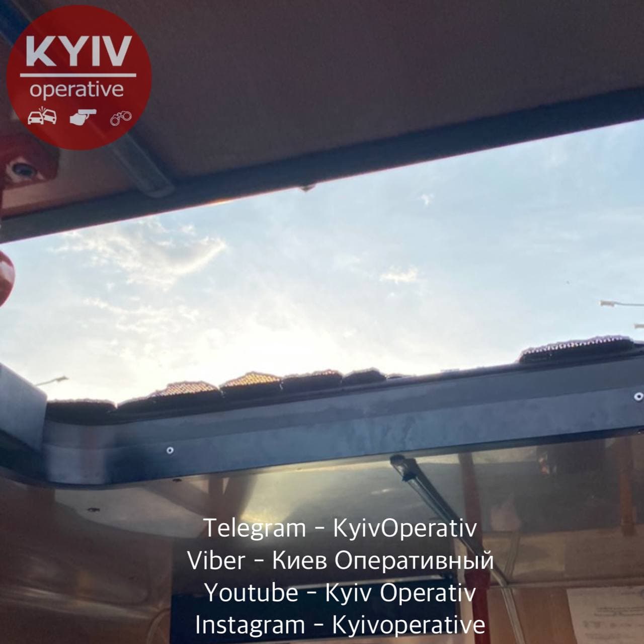 В киевской маршрутке на пассажиров рухнуло стекло люка: пострадали две девушки (фото)