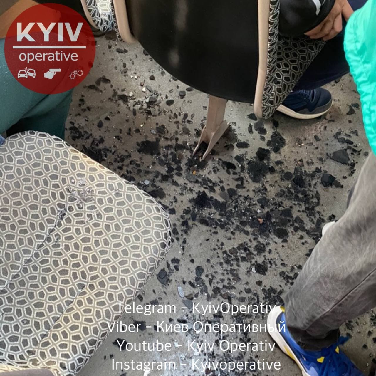 В киевской маршрутке на пассажиров рухнуло стекло люка: пострадали две девушки (фото)