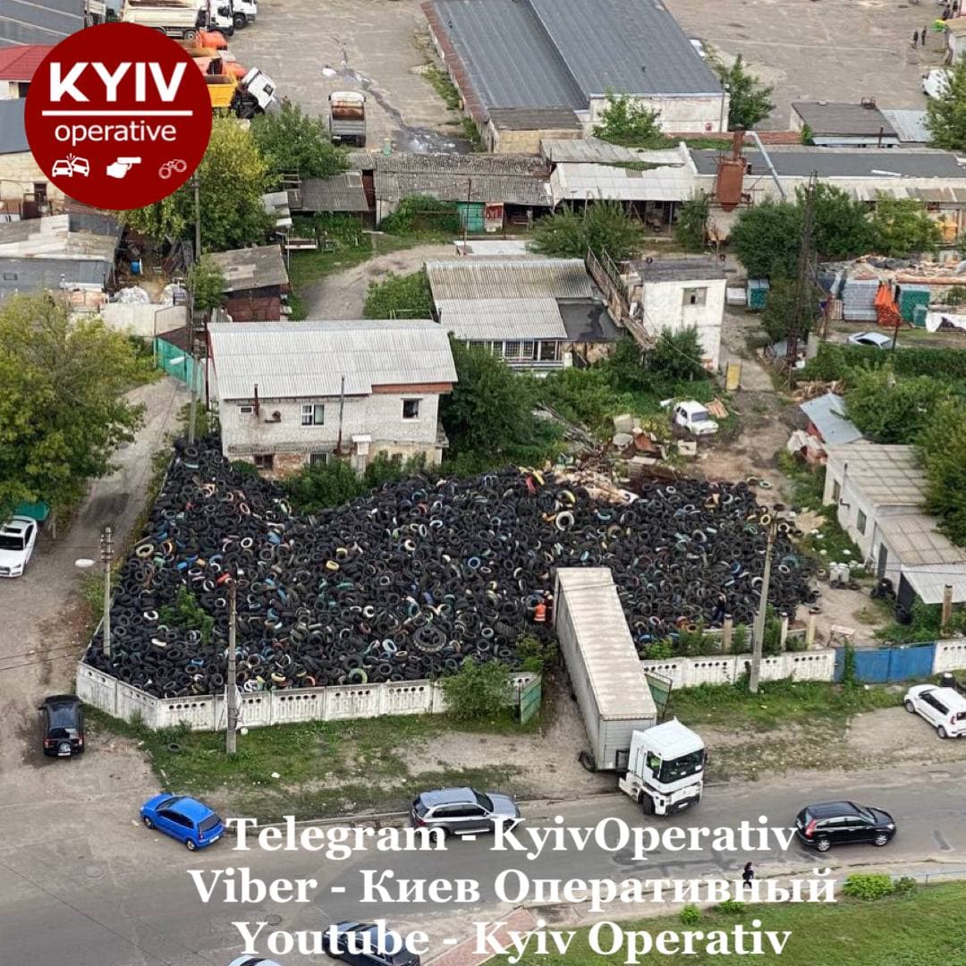 У Києві біля житлових будинків утворилося стихійне звалище: фото небезпечних "відходів"