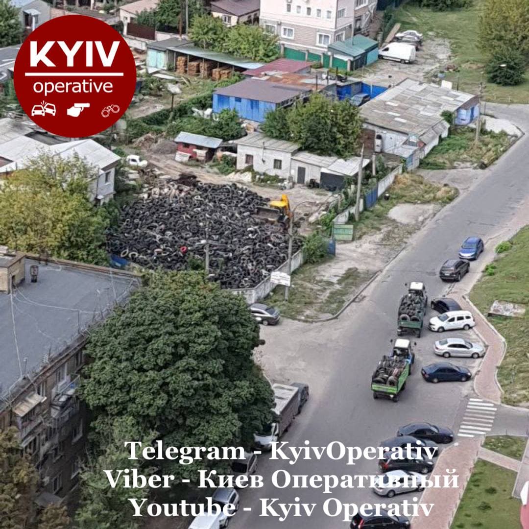 У Києві біля житлових будинків утворилося стихійне звалище: фото небезпечних "відходів"