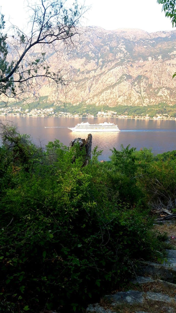 Южный фьорд Европы: во сколько обойдется осенний отпуск в самой живописной бухте Черногории