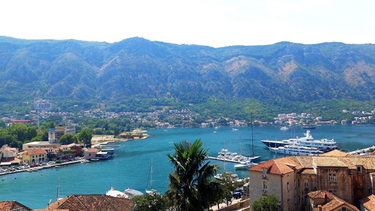 Южный фьорд Европы: во сколько обойдется осенний отпуск в самой живописной бухте Черногории