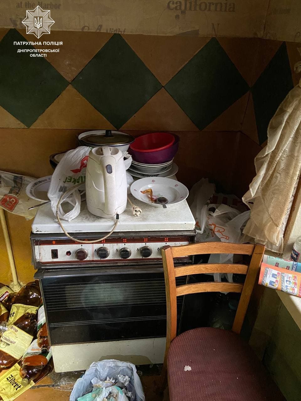 У Дніпрі малолітні діти жили в нелюдських умовах: таргани та запах екскрементів (фото)