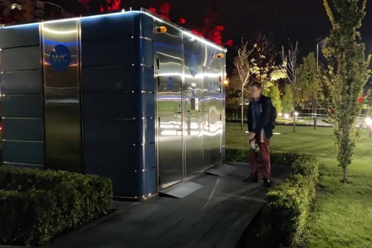 В Днепре турист зашел в общественный туалет, а выйти уже не смог: час просидел в уборной (фото)