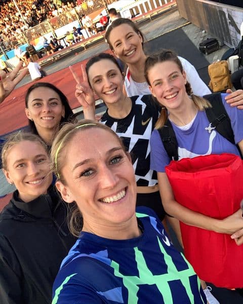 Магучих снова попала на фото с российской спортсменкой: "обнимашки" проигнорировала