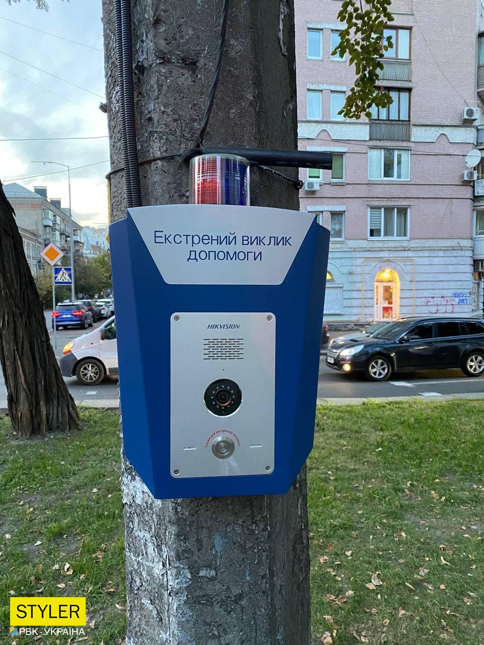 В Киеве на столбах появились странные мигалки: что это такое? (фото)