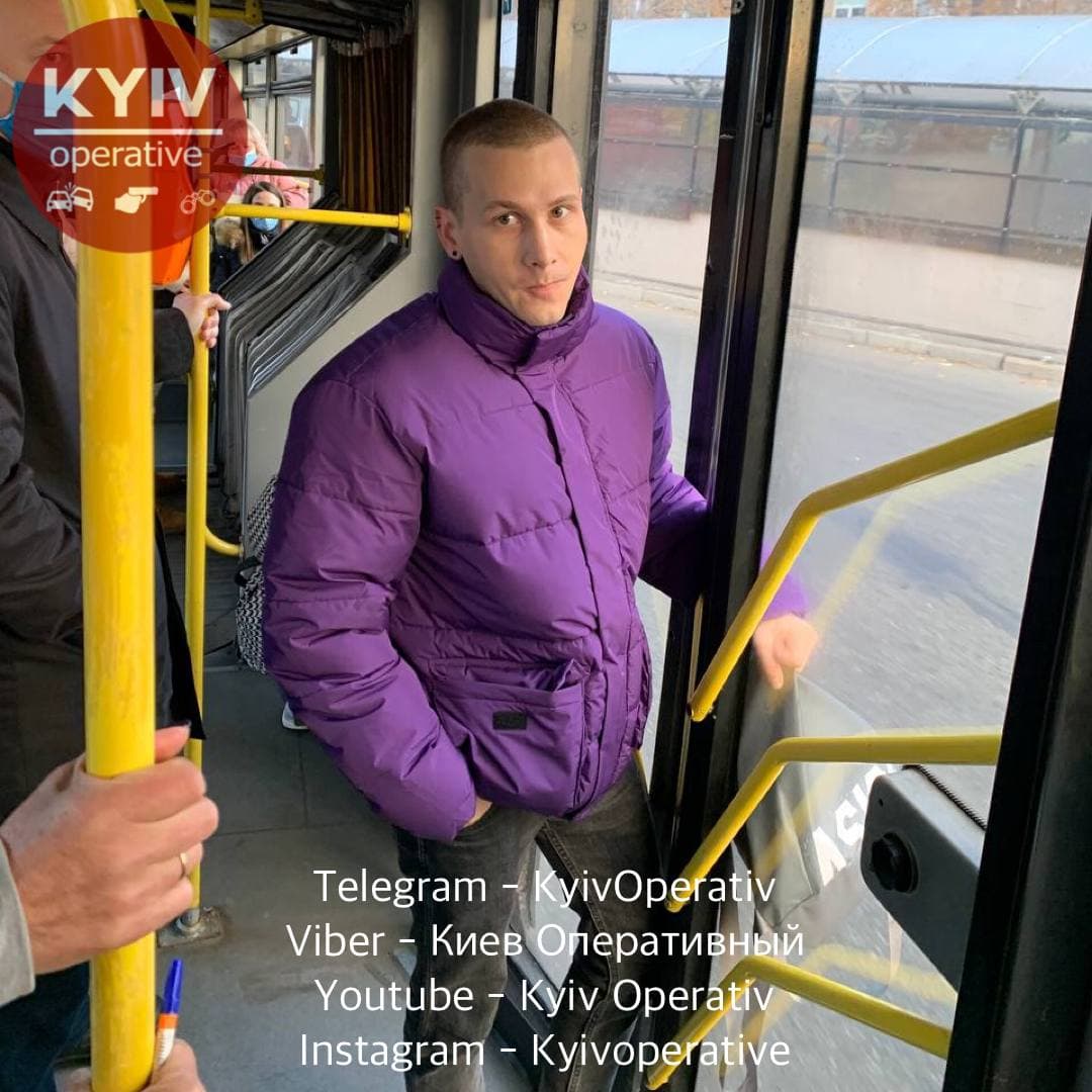 В Киеве пассажир без маски хотел убежать от контролеров, но что-то пошло не так (фото)