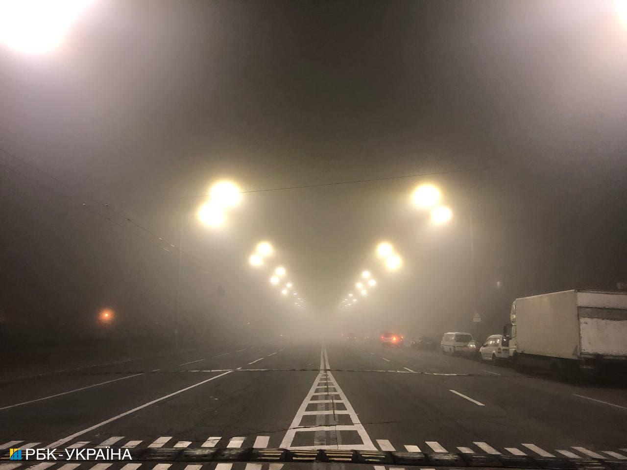 Киев утонул в густом тумане: удивительные фото города