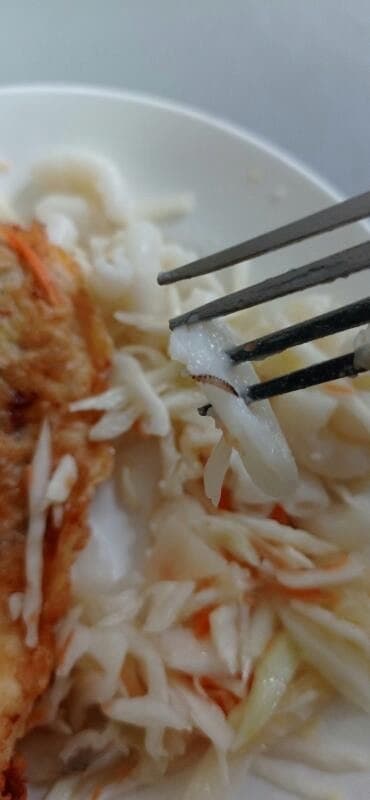 У Харкові школярка в макаронах знайшла гусеницю: у їдальні звинуватили дитину (фото)