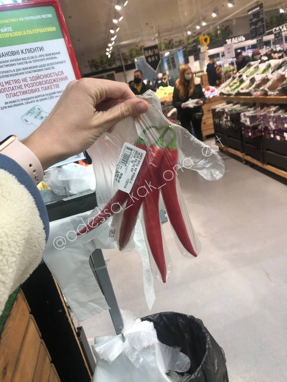 Украинцы нашли способ обойти ограничения по полиэтиленовым пакетам: "это гениально" (фото)
