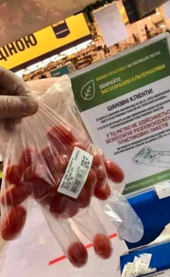 Украинцы нашли способ обойти ограничения по полиэтиленовым пакетам: "это гениально" (фото)