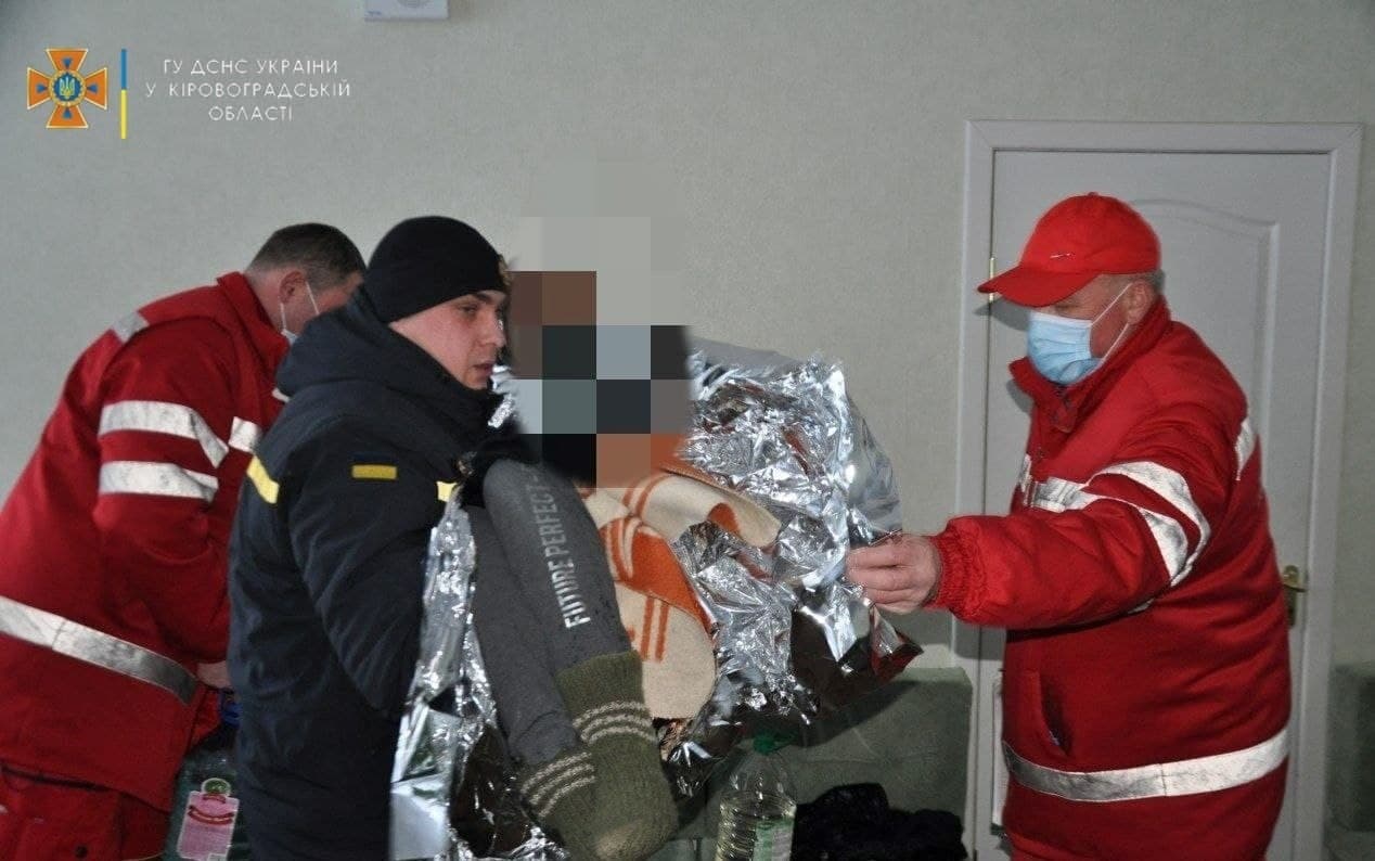 У Кропивницькому чоловік героїчно кинувся на допомогу дівчині, яка тонула у крижаній воді (фото)