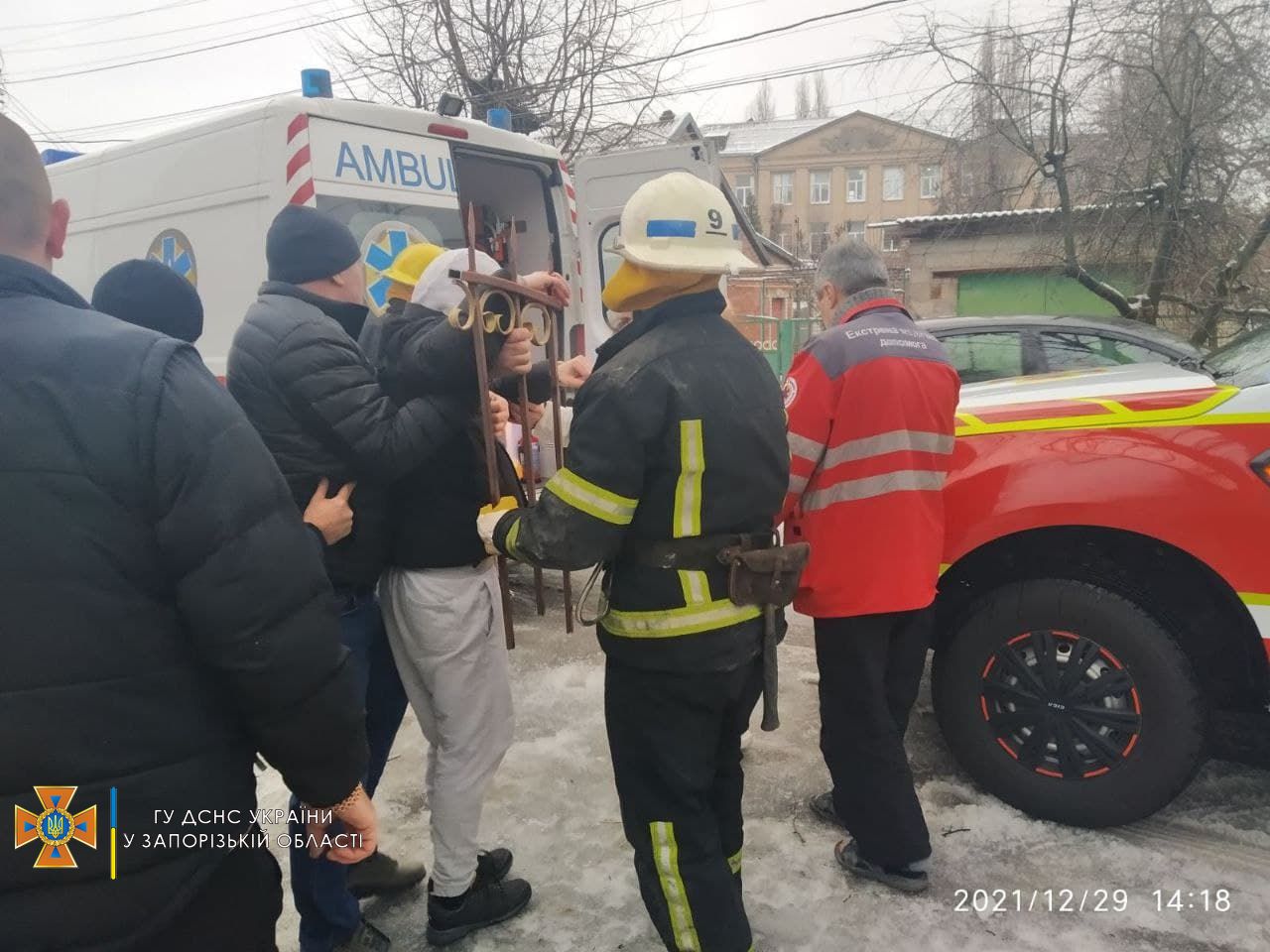 У Мелітополі підліток через ожеледицю напоровся на піку паркану (фото)