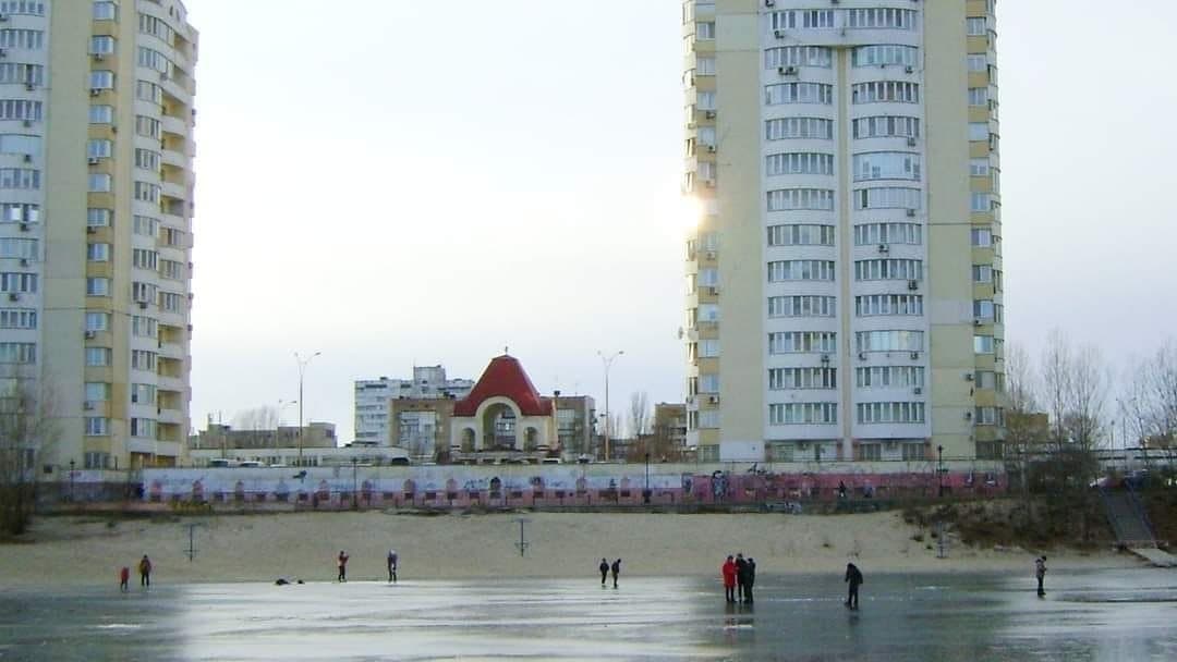 В Киеве активизировались бесстрашные родители: они пускают на лед детей в +7 (фото)