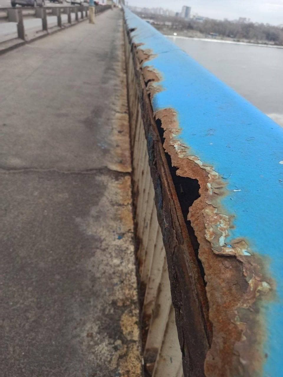 В Киеве показали фото очень "уставшего" Северного моста: состояние ужасает (фото)